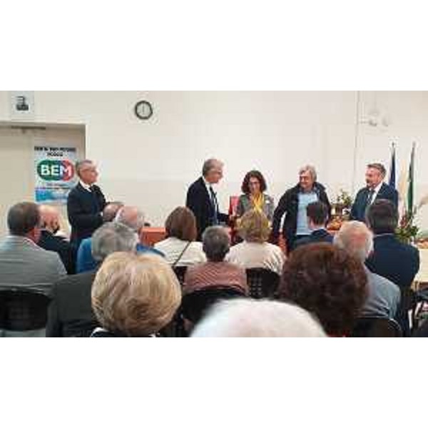 Il dirigente Marco Fragiacomo, i genitori di Miriam Nicolettis tra il presidente Zanin e il consigliere Bernardis - Il dirigente Marco Fragiacomo, i genitori di Miriam Nicolettis tra il presidente Zanin e il consigliere Bernardis