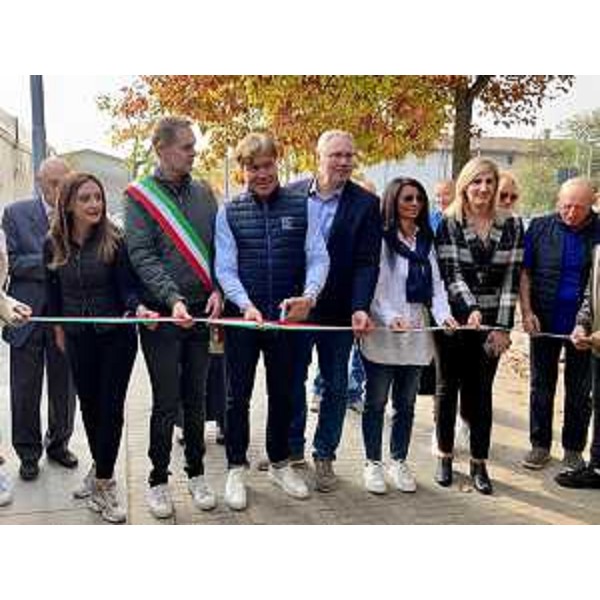 L'assessore regionale alle Attività produttive e Turismo, Sergio Emidio Bini, al taglio del nastro di 'Ronchis in vetrina'. - L'assessore regionale alle Attività produttive e Turismo, Sergio Emidio Bini, al taglio del nastro di 'Ronchis in vetrina'.