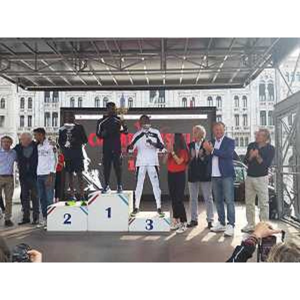 L'assessore regionale alla Difesa dell'ambiente Fabio Scoccimarro (penultimo da destra) alla premiazione della Corsa dei Castelli - L'assessore regionale alla Difesa dell'ambiente Fabio Scoccimarro (penultimo da destra) alla premiazione della Corsa dei Castelli