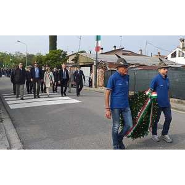 Il presidente del Cr Fvg, Piero Mauro Zanin, prende parte alla sfilata per le vie di Campoformido - Il presidente del Cr Fvg, Piero Mauro Zanin, prende parte alla sfilata per le vie di Campoformido