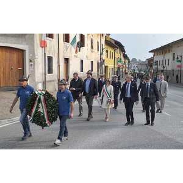 Il presidente del Cr Fvg, Piero Mauro Zanin, prende parte alla sfilata per le vie di Campoformido - Il presidente del Cr Fvg, Piero Mauro Zanin, prende parte alla sfilata per le vie di Campoformido