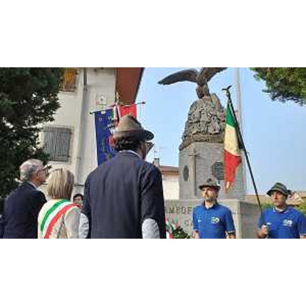 Il presidente Zanin con la sindaca Furlani e il capogruppo Daneluzzi davanti al monumento ai caduti di tutte le guerre - Il presidente Zanin con la sindaca Furlani e il capogruppo Daneluzzi davanti al monumento ai caduti di tutte le guerre