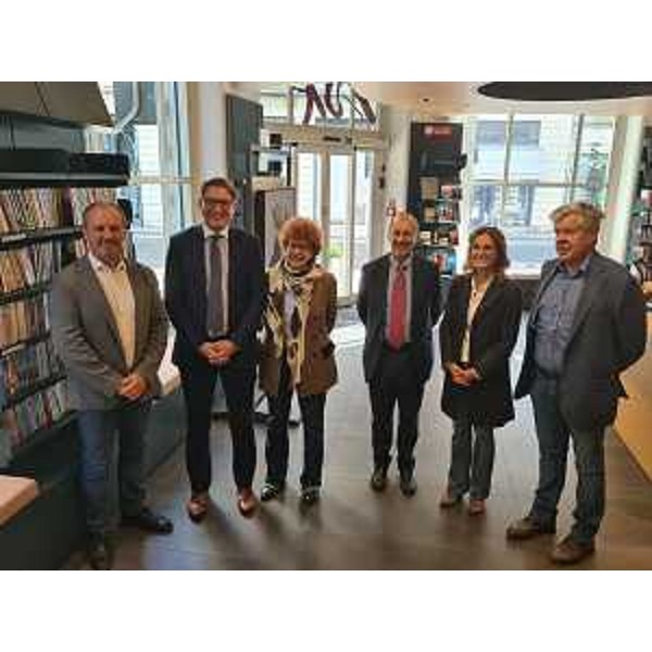 L'assessore Gibelli (al centro) in visita con il console di Slovenia (Gregor Suc (secondo da sinistra) alla biblioteca slovena di Gorizia. - L'assessore Gibelli (al centro) in visita con il console di Slovenia (Gregor Suc (secondo da sinistra) alla biblioteca slovena di Gorizia.