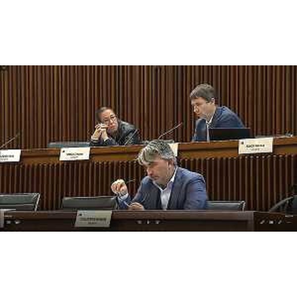 Un intervento di Andrea Ussai (M5S); al suo fianco la collega di gruppo Ilaria Dal Zovo; sotto Antonio Calligaris (Lega) - Un intervento di Andrea Ussai (M5S); al suo fianco la collega di gruppo Ilaria Dal Zovo; sotto Antonio Calligaris (Lega)