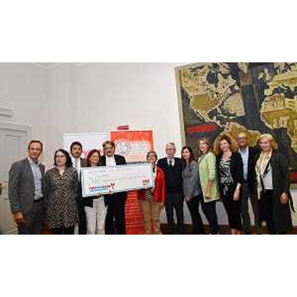 Un momento della consegna dell'assegno di Coop Allenza 3.0 a Abc Burlo. - Un momento della consegna dell'assegno di Coop Allenza 3.0 a Abc Burlo.