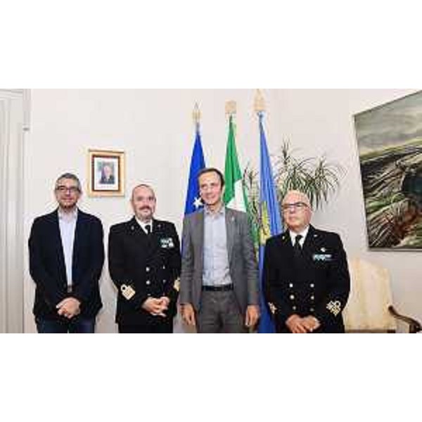 Il governatore del Friuli Venezia Giulia Massimiliano Fedriga, assieme all'assessore regionale alle Sicurezza Pierpaolo Roberti, all'attuale direttore marittimo del Friuli Venezia Giulia e comandante della Capitaneria di porto di Trieste contrammiraglio Vincenzo Vitale, e al suo successore, il capitano di vascello Luciano Del Prete. - Il governatore del Friuli Venezia Giulia Massimiliano Fedriga, assieme all'assessore regionale alle Sicurezza Pierpaolo Roberti, all'attuale direttore marittimo del Friuli Venezia Giulia e comandante della Capitaneria di porto di Trieste contrammiraglio Vincenzo Vitale, e al suo successore, il capitano di vascello Luciano Del Prete.