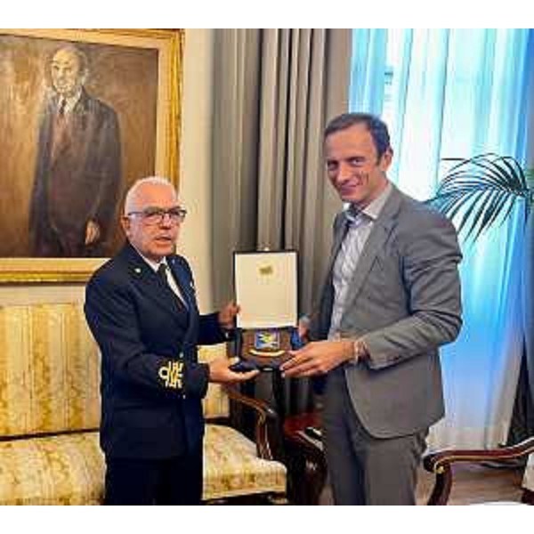 Il governatore del Friuli Venezia Giulia Massimiliano Fedriga, assieme al direttore marittimo del Friuli Venezia Giulia e comandante della Capitaneria di porto di Trieste contrammiraglio Vincenzo Vitale. - Il governatore del Friuli Venezia Giulia Massimiliano Fedriga, assieme al direttore marittimo del Friuli Venezia Giulia e comandante della Capitaneria di porto di Trieste contrammiraglio Vincenzo Vitale.