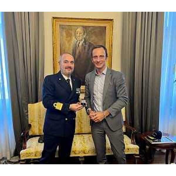 Il governatore del Friuli Venezia Giulia Massimiliano Fedriga, assieme al capitano di vascello Luciano Del Prete. - Il governatore del Friuli Venezia Giulia Massimiliano Fedriga, assieme al capitano di vascello Luciano Del Prete.