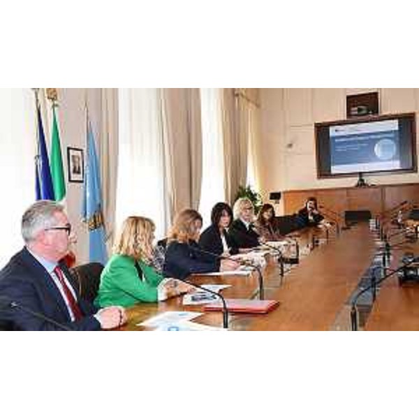 L'assessore Rosolen (quarta da sinistra) introduce la presentazione dei dati del bonus psicologo - L'assessore Rosolen (quarta da sinistra) introduce la presentazione dei dati del bonus psicologo