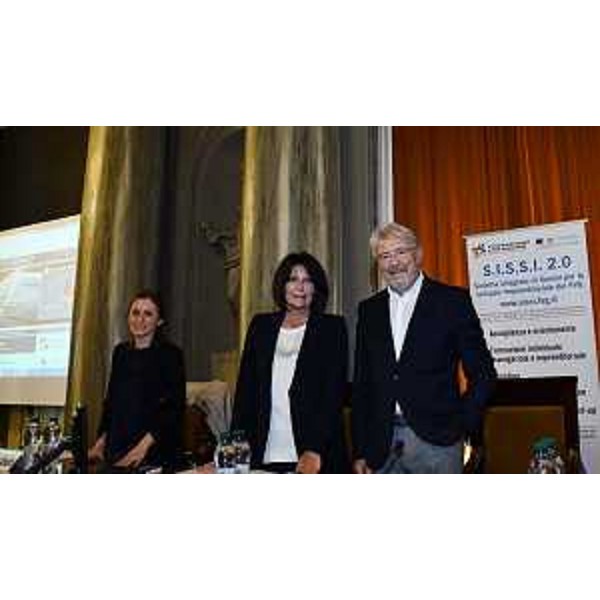 L'assessore regionale al Lavoro Alessia Rosolen (al centro), il presidente della Camera di commercio Venezia Giulia Antonio Paoletti e Giara Amato di Terziaria Confcommercio Trieste. - L'assessore regionale al Lavoro Alessia Rosolen (al centro), il presidente della Camera di commercio Venezia Giulia Antonio Paoletti e Giara Amato di Terziaria Confcommercio Trieste.