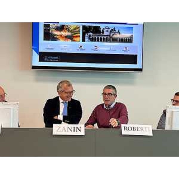 L'assessore alle Autonomie locali, Funzione pubblica, Sicurezza, Immigrazione del Friuli Venezia Giulia, Pierpaolo Roberti, alla presentazione del sito web multilingue del Consiglio regionale assieme al presidente del Consiglio regionale Piero Mauro Zanin, - L'assessore alle Autonomie locali, Funzione pubblica, Sicurezza, Immigrazione del Friuli Venezia Giulia, Pierpaolo Roberti, alla presentazione del sito web multilingue del Consiglio regionale assieme al presidente del Consiglio regionale Piero Mauro Zanin,