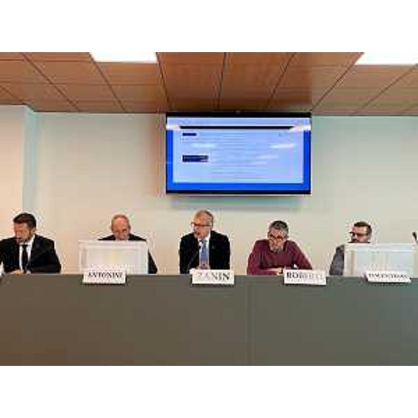Il tavolo dei relatori alla presentazione del sito web multilingue del Consiglio regionale. - Il tavolo dei relatori alla presentazione del sito web multilingue del Consiglio regionale.