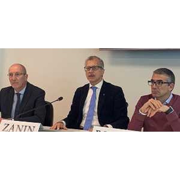 Il presidente del Consiglio regionale, Piero Mauro Zanin (al centro), tra l'assessore Pierpaolo Roberti (a destra) e l'amministratore unico di Insiel, Diego Antonini - Il presidente del Consiglio regionale, Piero Mauro Zanin (al centro), tra l'assessore Pierpaolo Roberti (a destra) e l'amministratore unico di Insiel, Diego Antonini