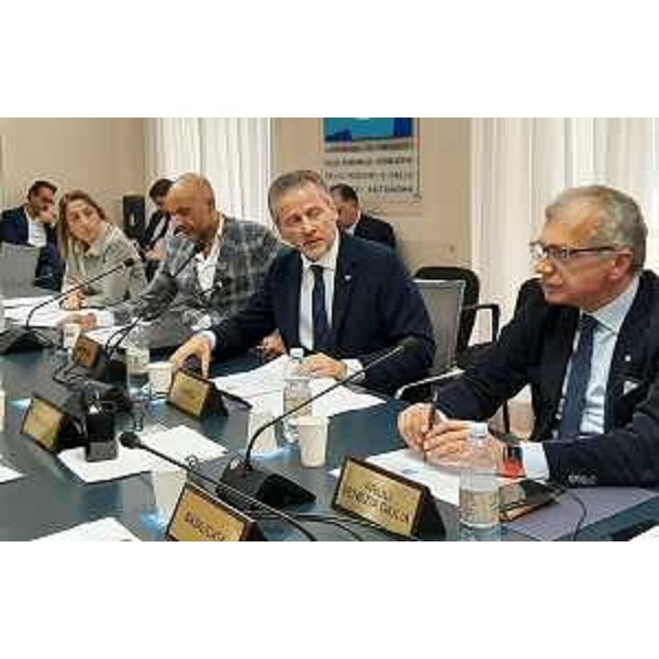 Il presidente del Cr Piero Mauro Zanin (a destra) accanto a Roberto Ciambetti, presidente della Conferenza dei parlamenti regionali - Il presidente del Cr Piero Mauro Zanin (a destra) accanto a Roberto Ciambetti, presidente della Conferenza dei parlamenti regionali