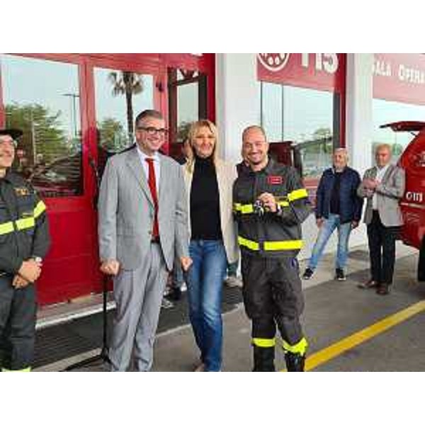 L'assessore Roberti consegna le chiavi dell'automezzo destinato al distaccamento di Lignano - L'assessore Roberti consegna le chiavi dell'automezzo destinato al distaccamento di Lignano