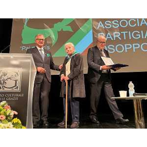 Il presidente del Cr Fvg, Piero Mauro Zanin, consegna una targa a Paola Del Din e Roberto Volpetti - Il presidente del Cr Fvg, Piero Mauro Zanin, consegna una targa a Paola Del Din e Roberto Volpetti