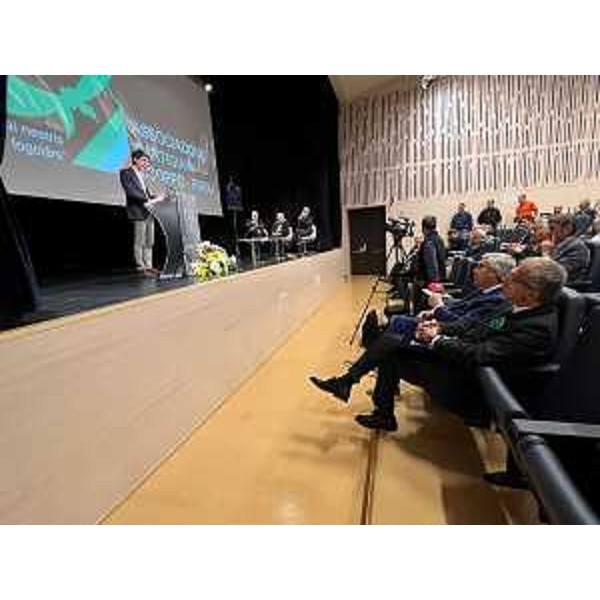 Il presidente del Cr Fvg, Piero Mauro Zanin, segue i lavori in prima fila - Il presidente del Cr Fvg, Piero Mauro Zanin, segue i lavori in prima fila