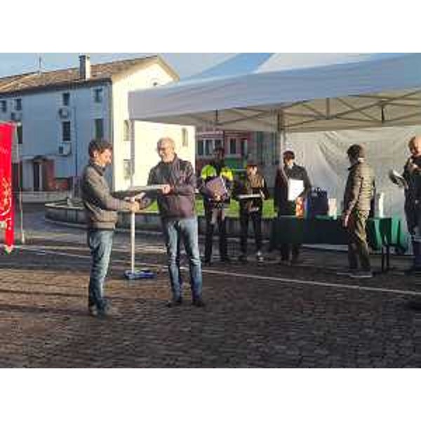 Il vicegovernatore del Friuli Venezia Giulia Riccardo Riccardi a Pravisdomini in occasione della cerimonia per i 25 anni di fondazione della squadra comunale di Protezione civile durante la consegna dei riconoscimenti ai volontari - Il vicegovernatore del Friuli Venezia Giulia Riccardo Riccardi a Pravisdomini in occasione della cerimonia per i 25 anni di fondazione della squadra comunale di Protezione civile durante la consegna dei riconoscimenti ai volontari