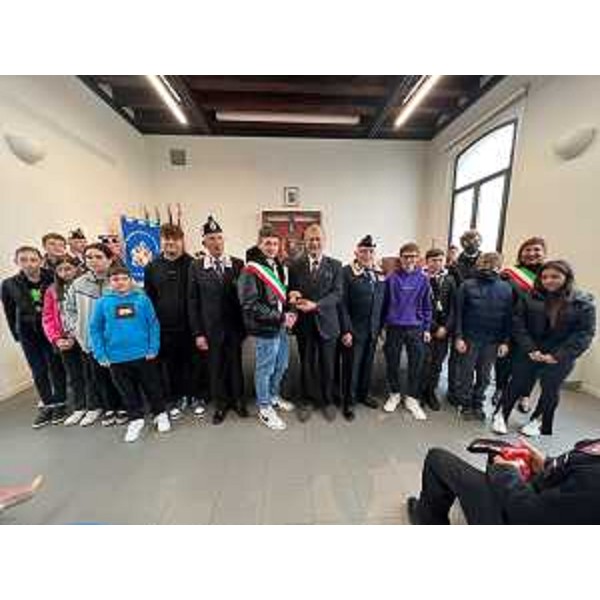 Il presidente Piero Mauro Zanin con il Gruppo giovani di Muzzana del Turgnano - Il presidente Piero Mauro Zanin con il Gruppo giovani di Muzzana del Turgnano