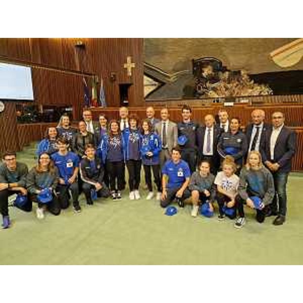 Il governatore Fvg, Massimiliano Fedriga, e il presidente del Cr, Piero Mauro Zanin, insieme ad atleti, tecnici e dirigenti, nonché alcuni consiglieri guidati da Diego Bernardis (Lega) - Il governatore Fvg, Massimiliano Fedriga, e il presidente del Cr, Piero Mauro Zanin, insieme ad atleti, tecnici e dirigenti, nonché alcuni consiglieri guidati da Diego Bernardis (Lega)