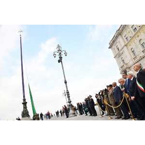 Il solenne alzabanbiera per il 68esimo del ritorno di Trieste all'Italia con l'assessore regionale alle Autonomie locali e alla Sicurezza Pierpaolo Roberti (terzo da destra nella foto) - Il solenne alzabanbiera per il 68esimo del ritorno di Trieste all'Italia con l'assessore regionale alle Autonomie locali e alla Sicurezza Pierpaolo Roberti (terzo da destra nella foto)