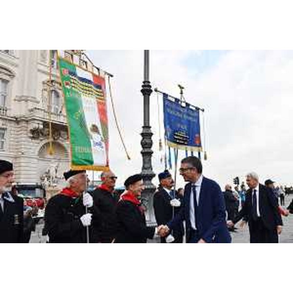 L'assessore regionale alle Autonomie locali Pierpaolo Roberti e il prefetto di Trieste Annunziato Vardè salutano le associazioni combattenstiche e d'arma al termine del solenne alzabandiera per celebrare il ritorno di Trieste all'Italia - L'assessore regionale alle Autonomie locali Pierpaolo Roberti e il prefetto di Trieste Annunziato Vardè salutano le associazioni combattenstiche e d'arma al termine del solenne alzabandiera per celebrare il ritorno di Trieste all'Italia