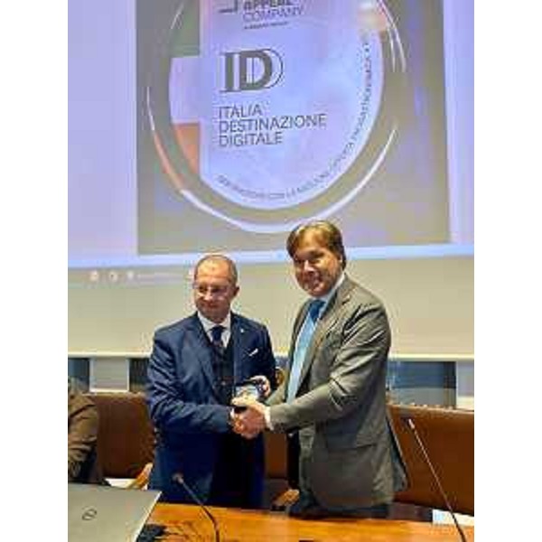 L'assessore regionale alle Attività produttive e Turismo Sergio Emidio Bini consegna il premio "Italia Destinazione Digitale" per la miglior offerta enogastronomica al sindaco Pietro Valent - L'assessore regionale alle Attività produttive e Turismo Sergio Emidio Bini consegna il premio "Italia Destinazione Digitale" per la miglior offerta enogastronomica al sindaco Pietro Valent