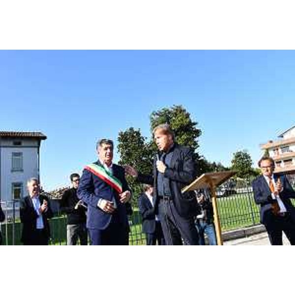 L'assessore Bini con il sindaco di Pavia di Udine Beppino Govetto all'inaugurazione della rotonda di Percoto - L'assessore Bini con il sindaco di Pavia di Udine Beppino Govetto all'inaugurazione della rotonda di Percoto