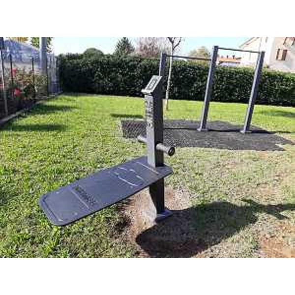 Dotazioni fitness dell'area all'aperto in via Ferraro a Mossa - Dotazioni fitness dell'area all'aperto in via Ferraro a Mossa