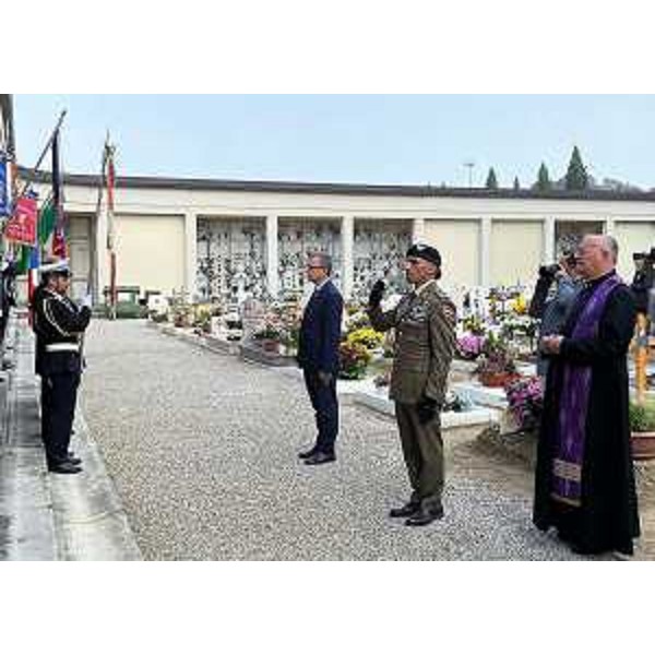 La deposizione di una corona d'alloro in ricordo delle vittime delle guerra in cimitero a Pordenone alla presenza dell'assessore regionale Stefano Zannier - La deposizione di una corona d'alloro in ricordo delle vittime delle guerra in cimitero a Pordenone alla presenza dell'assessore regionale Stefano Zannier