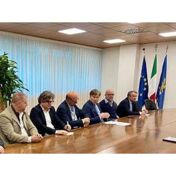 L'assessore regionale alle Attività produttive, Sergio Emidio Bini, con i sindaci e i vertici Cosef. - L'assessore regionale alle Attività produttive, Sergio Emidio Bini, con i sindaci e i vertici Cosef.