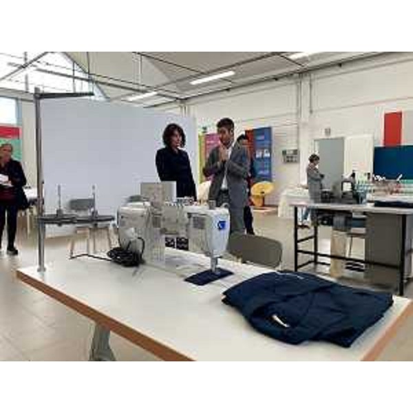 L'assessore regionale all'Istruzione, formazione e lavoro, Alessia Rosolen con Matteo Tonon, presidente del Cluster legno arredo casa FVG - L'assessore regionale all'Istruzione, formazione e lavoro, Alessia Rosolen con Matteo Tonon, presidente del Cluster legno arredo casa FVG