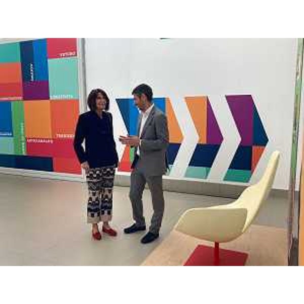 L'assessore regionale all'Istruzione, formazione e lavoro, Alessia Rosolen con Matteo Tonon, presidente del Cluster legno arredo casa FVG - L'assessore regionale all'Istruzione, formazione e lavoro, Alessia Rosolen con Matteo Tonon, presidente del Cluster legno arredo casa FVG