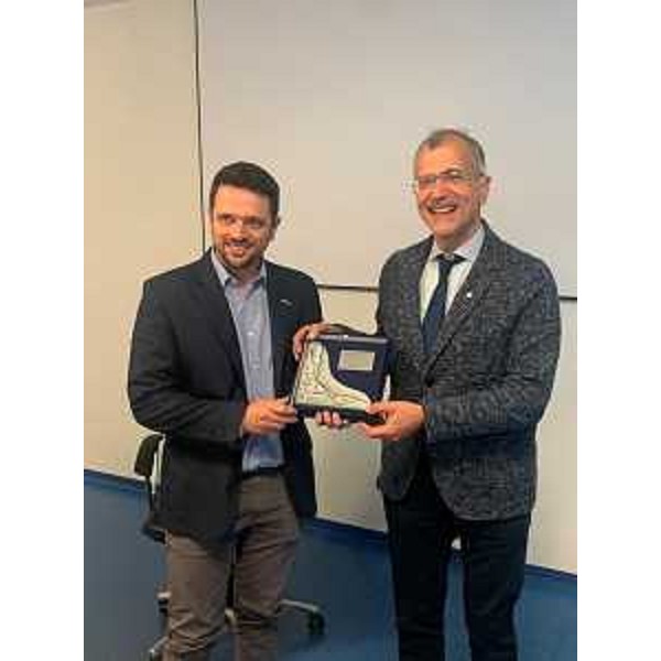 Il presidente del Consiglio regionale del Fvg Piero Mauro Zanin insieme al sindaco di Avellaneda, Gonzalo Braidot - Il presidente del Consiglio regionale del Fvg Piero Mauro Zanin insieme al sindaco di Avellaneda, Gonzalo Braidot 