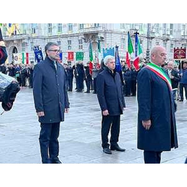 L'assessore Roberti (a sinistra) alla cerimonia solenne presso la Scala Reale a Trieste - L'assessore Roberti (a sinistra) alla cerimonia solenne presso la Scala Reale a Trieste