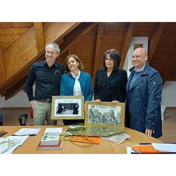 L'assessore all'Istruzione Alessia Rosolen riceve l'attestato dal sindaco del Comune di Malborghetto Valbruna - L'assessore all'Istruzione Alessia Rosolen riceve l'attestato dal sindaco del Comune di Malborghetto Valbruna