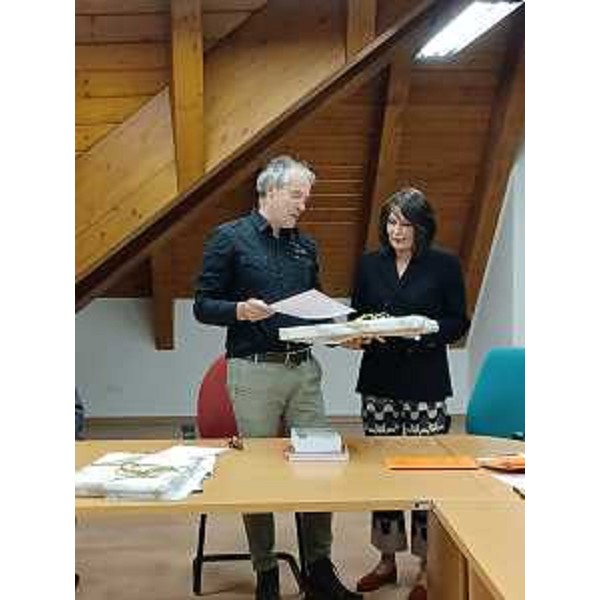 L'assessore all'Istruzione Alessia Rosolen riceve l'attestato dal sindaco del Comune di Malborghetto Valbruna - L'assessore all'Istruzione Alessia Rosolen riceve l'attestato dal sindaco del Comune di Malborghetto Valbruna