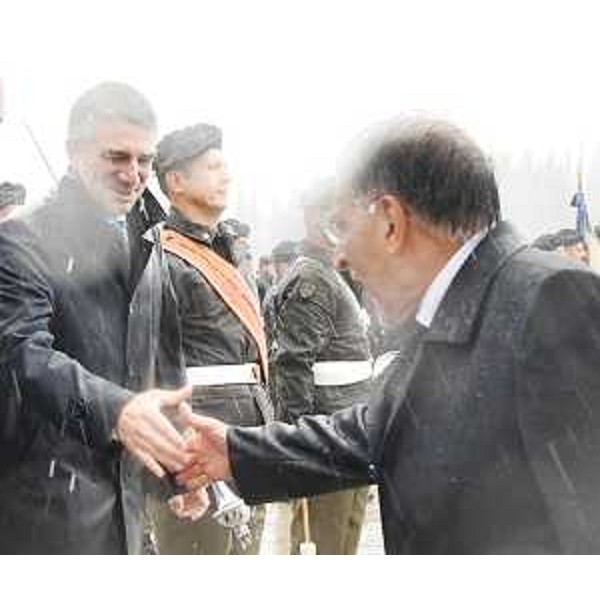 L'assessore Pierpaolo Roberti mentre saluta il presidente del Senato Ignazio La Russa - L'assessore Pierpaolo Roberti mentre saluta il presidente del Senato Ignazio La Russa