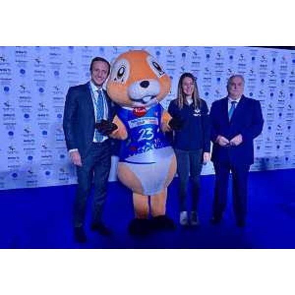 Il governatore della Regione Massimiliano Fedriga con la mascotte dei giochi Kugy, la campionessa Sara Scattolo e il presidente del comitato organizzatore di Eyof 2023 Maurizio Dunnhofer - Il governatore della Regione Massimiliano Fedriga con la mascotte dei giochi Kugy, la campionessa Sara Scattolo e il presidente del comitato organizzatore di Eyof 2023 Maurizio Dunnhofer