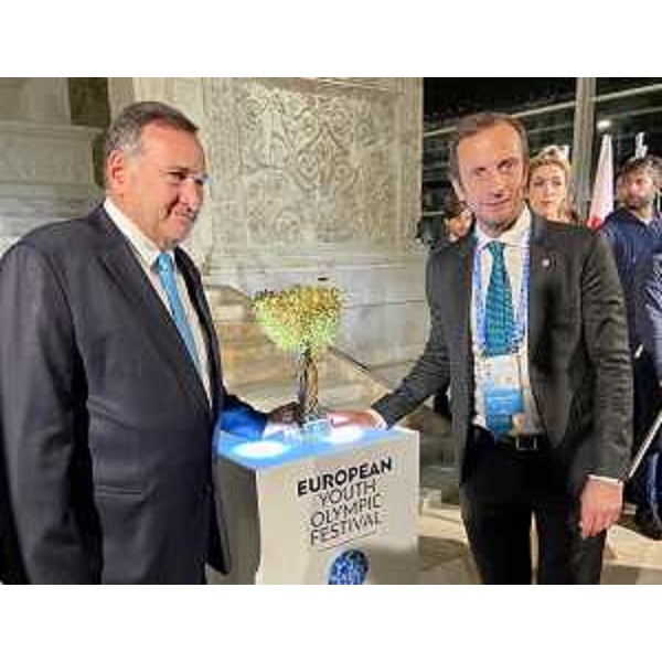 Il governatore durante un momento della cerimonia - Il governatore durante un momento della cerimonia