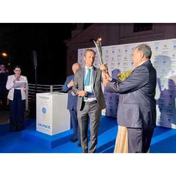 Il governatore della Regione Massimiliano Fedriga con la fiaccola delle Olimpiadi invernali giovanili - Il governatore della Regione Massimiliano Fedriga con la fiaccola delle Olimpiadi invernali giovanili 