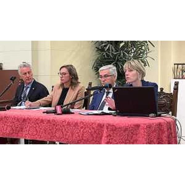 L'assessore regionale alle Finanze, Barbara Zilli, oggi nel salone del Popolo di Palazzo D'Aronco con il sindaco Pietro Fontanini e gli assessori comunali Fabrizio Cigolot e Giulia Manzan. - L'assessore regionale alle Finanze, Barbara Zilli, oggi nel salone del Popolo di Palazzo D'Aronco con il sindaco Pietro Fontanini e gli assessori comunali Fabrizio Cigolot e Giulia Manzan.