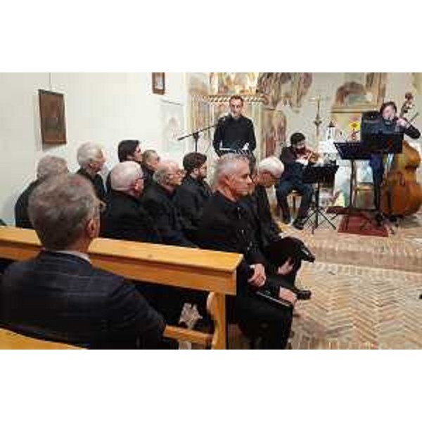 Il presidente Zanin mentre ascolta le letture di Giuliano Bonanni e le musiche di Giovanni Di Lena e Giuseppe Tirelli - Il presidente Zanin mentre ascolta le letture di Giuliano Bonanni e le musiche di Giovanni Di Lena e Giuseppe Tirelli