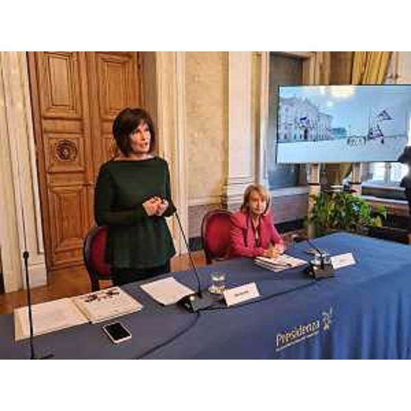 L'assessore Rosolen assieme al dirigente scolastico dell'Educandato Uccellis Anna Maria Zilli - L'assessore Rosolen assieme al dirigente scolastico dell'Educandato Uccellis Anna Maria Zilli