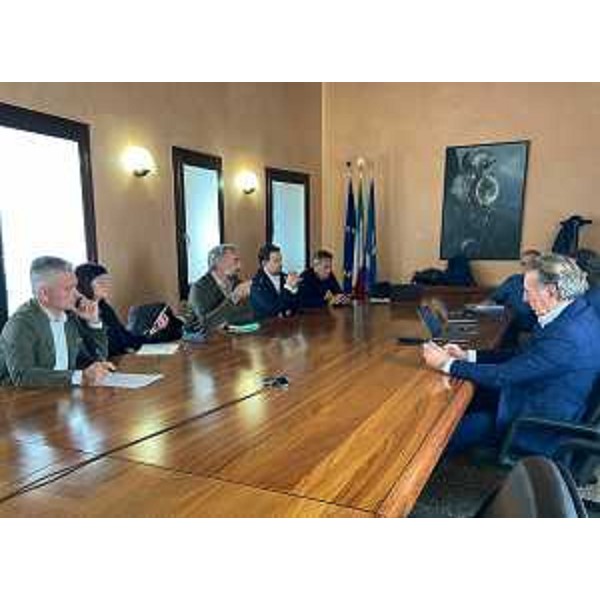 L'incontro svoltosi oggi a Pordenone tra l'assessore regionale all'Ambiente Fabio Scoccimarro e i sindaci della Valcellina - L'incontro svoltosi oggi a Pordenone tra l'assessore regionale all'Ambiente Fabio Scoccimarro e i sindaci della Valcellina