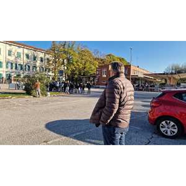 Il consigliere Diego Bernardis (Lega) al valico di Casa Rossa a Gorizia - Il consigliere Diego Bernardis (Lega) al valico di Casa Rossa a Gorizia