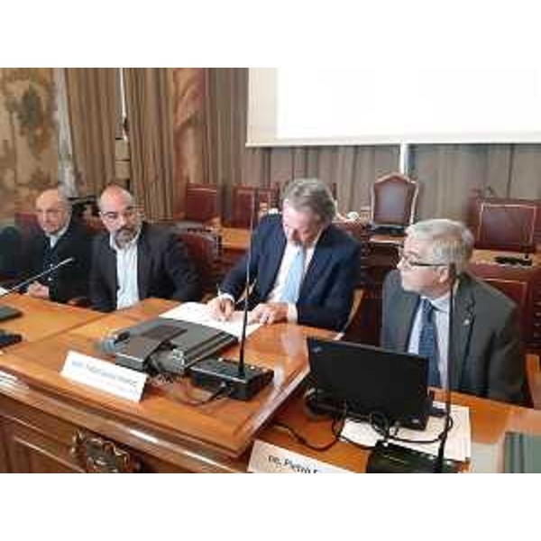 L'assessore regionale alla Difesa dell'ambiente, energia e sviluppo sostenibile Fabio Scoccimarro alla firma del Contratto di fiume del Rio Roiello - L'assessore regionale alla Difesa dell'ambiente, energia e sviluppo sostenibile Fabio Scoccimarro alla firma del Contratto di fiume del Rio Roiello