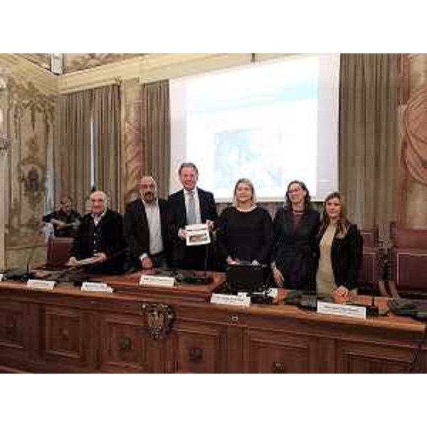 Lassessore regionale alla Difesa dell'ambiente, energia e sviluppo sostenibile Fabio Scoccimarro al centro, con i rapprensetanti dei Comuni di Udine e Pradamano, Comitato Amici del Roiello di Pradamano, Legambiente e Consorzio di bonifica pianura friulana per la firma del contratto di fiume - Lassessore regionale alla Difesa dell'ambiente, energia e sviluppo sostenibile Fabio Scoccimarro al centro, con i rapprensetanti dei Comuni di Udine e Pradamano, Comitato Amici del Roiello di Pradamano, Legambiente e Consorzio di bonifica pianura friulana per la firma del contratto di fiume