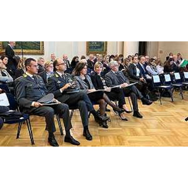 I partecipanti al convengo con l'assessore regionale alle Finanze Barbara Zilli. - I partecipanti al convengo con l'assessore regionale alle Finanze Barbara Zilli.