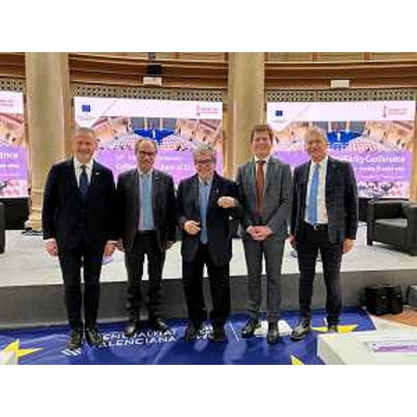 Il presidente del Cr Fvg, Piero Mauro Zanin, insieme alle altre autorità presenti a Valencia - Il presidente del Cr Fvg, Piero Mauro Zanin, insieme alle altre autorità presenti a Valencia